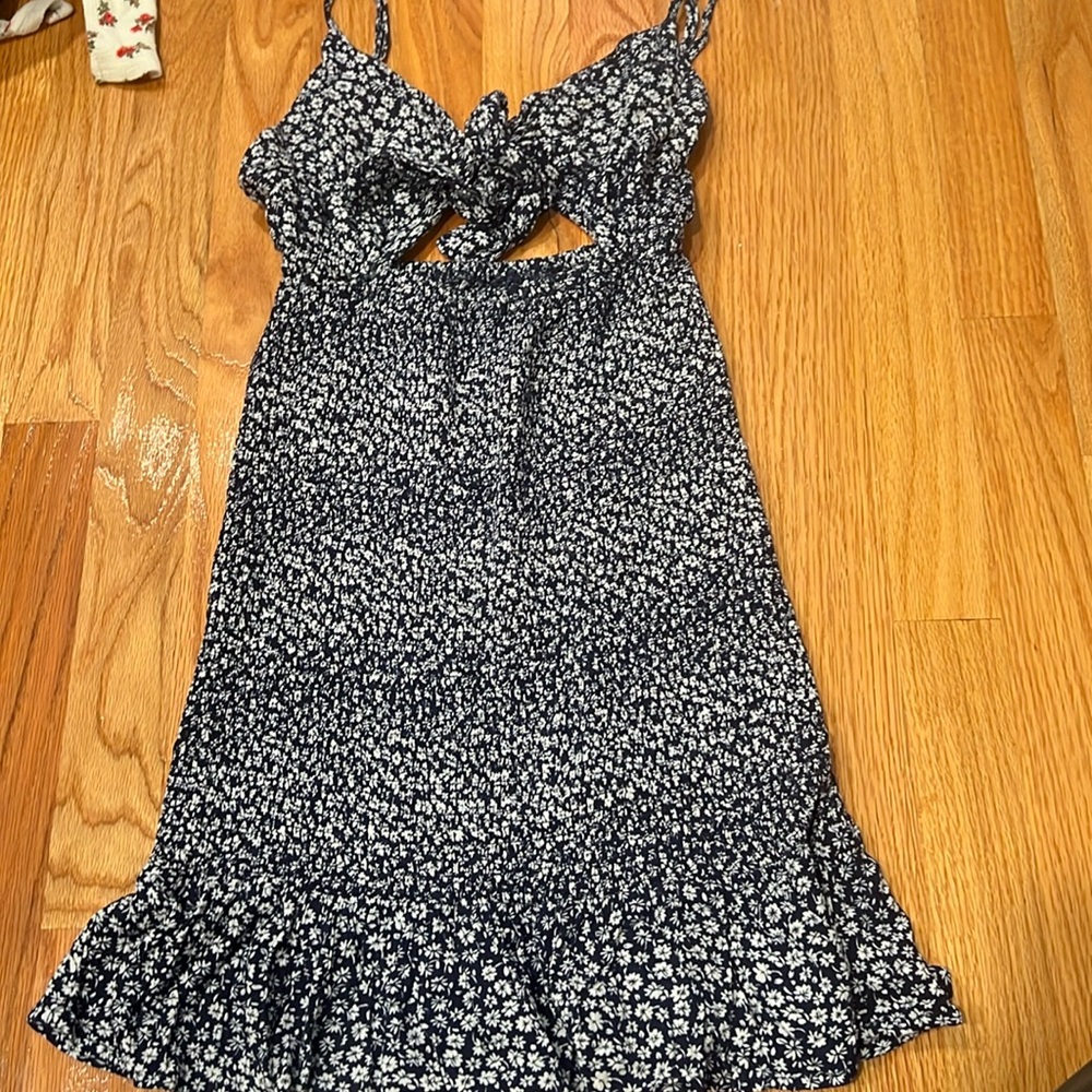 Navy floral ocean Drive dress w tie at the top